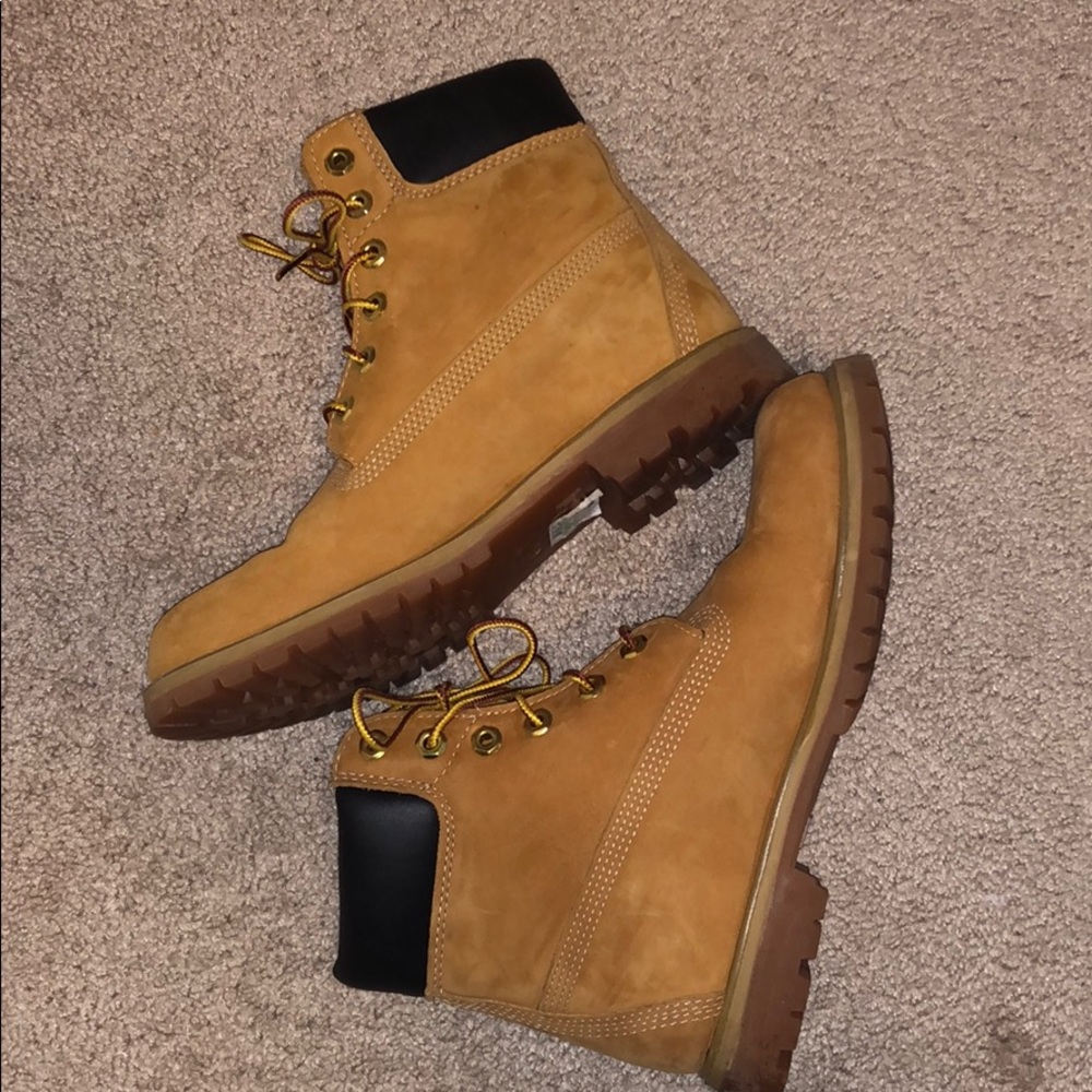 Women’s brown Timberland 6 inch classic boots!